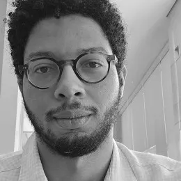 João is smiling.